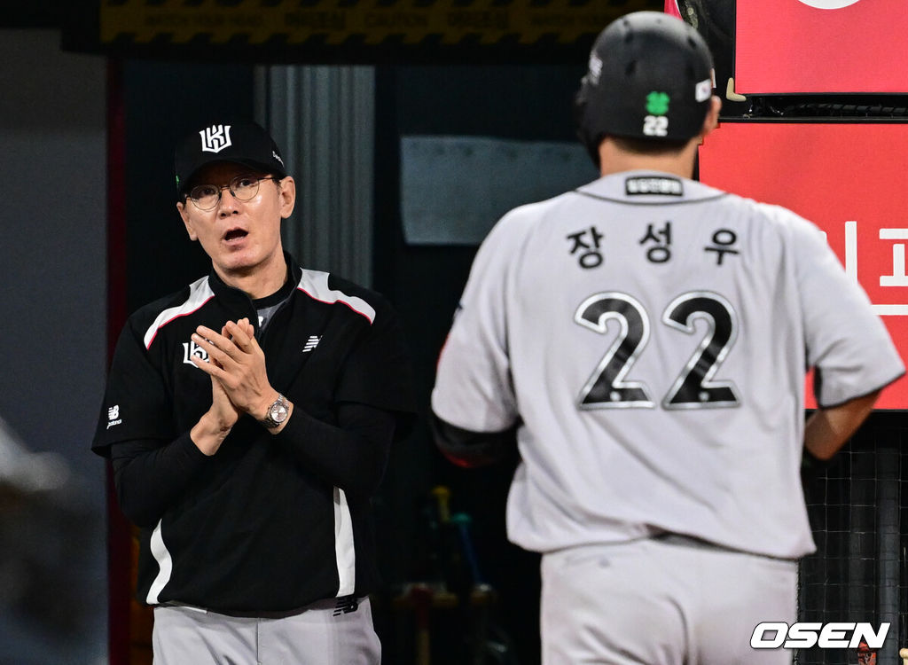 20일 오후 수원 KT위즈파크에서 2025 신한 SOL Bank KBO리그 KT 위즈와 KIA 타이거즈의 경기가 열렸다.이날 홈팀 KT는 조이현을, 방문팀 KIA는 윤영철을 선발투수로 내세웠다.5회말 1사 1루 KT 장성우가 앞서가는 좌월 투런 홈런을 날린 뒤 이강철 감독의 축하를 받고 있다. 2025.05.20