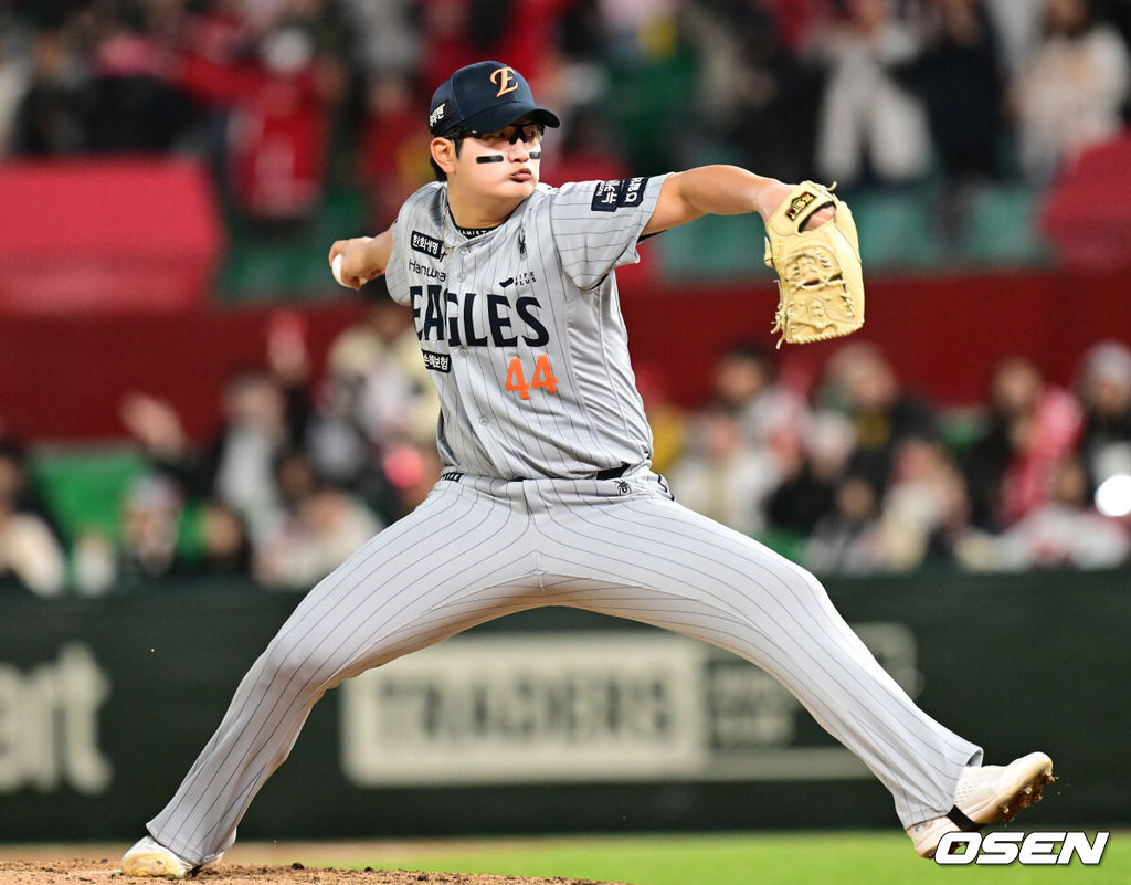 15일 오후 인천 미추홀구 SSG 랜더스 필드에서 ‘2025 신한 SOL BANK KBO리그’ SSG 랜더스와 한화 이글스의 경기가 열렸다.이날 SSG는 앤더슨을, 한화는 폰세를 선발투수로 내세웠다. 9회말 한화 김서현이 마운드에 올라 힘차게 공을 뿌리고 있다. 2025.04.15 / ksl0919@osen.co.kr