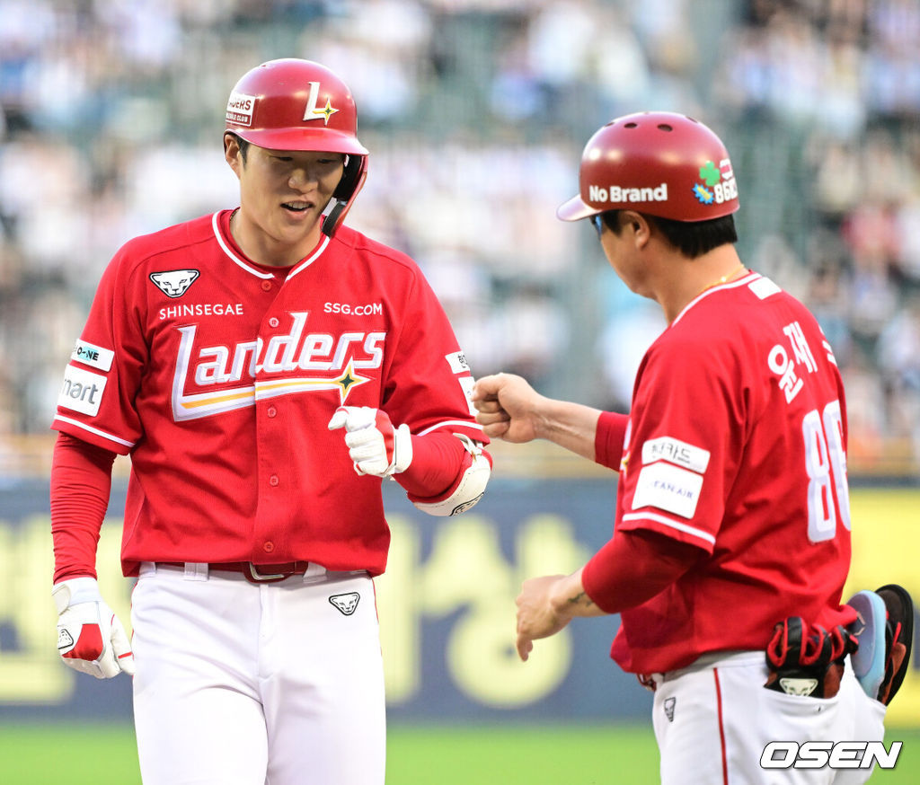 20일 오후 서울 잠실구장에서 2025 신한 SOL Bank KBO리그 두산 베어스와 SSG 랜더스의 경기가 열렸다.이날 두산은 잭로그, SSG는 전영준을 선발로 내세웠다.2회초 2사 만루에서 SSG 채현우가 선제 2타점 좌전 적시타를 날리며 윤재국 코치와 기뻐하고 있다. 2025.05.20 /jpnews@osen.co.kr
