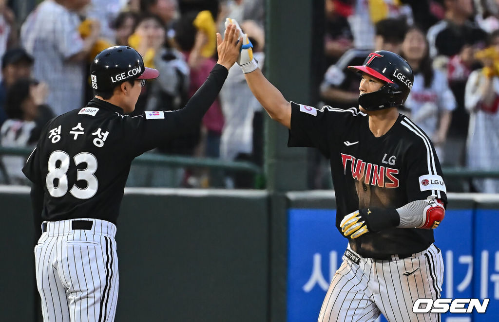 20일 부산 사직야구장에서 2025 신한 SOL 뱅크 KBO 리그 롯데 자이언츠와 LG 트윈스의 경기가 열렸다. 홈팀 롯데는 윤성빈, 방문팀 LG는 송승기가 선발 출전했다.LG 트윈스 송찬의가 2회초 무사 만루 좌월 만루 홈런을 치고 하이파이브를 하고 있다. 2025.05.20 / foto0307@osen.co.kr