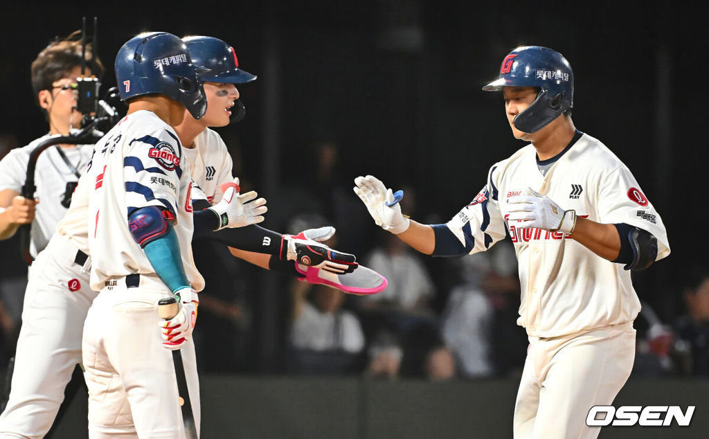 20일 부산 사직야구장에서 2025 신한 SOL 뱅크 KBO 리그 롯데 자이언츠와 LG 트윈스의 경기가 열렸다. 홈팀 롯데는 윤성빈, 방문팀 LG는 송승기가 선발 출전했다.롯데 자이언츠 손호영이 3회말 1사 1루 좌월 2점 홈런을 치고 하이파이브를 하고 있다. 2025.05.20 / foto0307@osen.co.kr