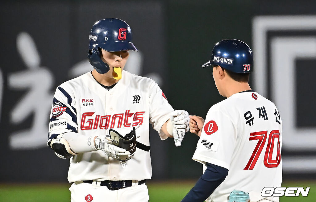 20일 부산 사직야구장에서 2025 신한 SOL 뱅크 KBO 리그 롯데 자이언츠와 LG 트윈스의 경기가 열렸다. 홈팀 롯데는 윤성빈, 방문팀 LG는 송승기가 선발 출전했다.롯데 자이언츠 고승민이 6회말 무사 2,3루 좌중간 2타점 2루타를 치고 하이파이브를 하고 있다. 2025.05.20 / foto0307@osen.co.kr