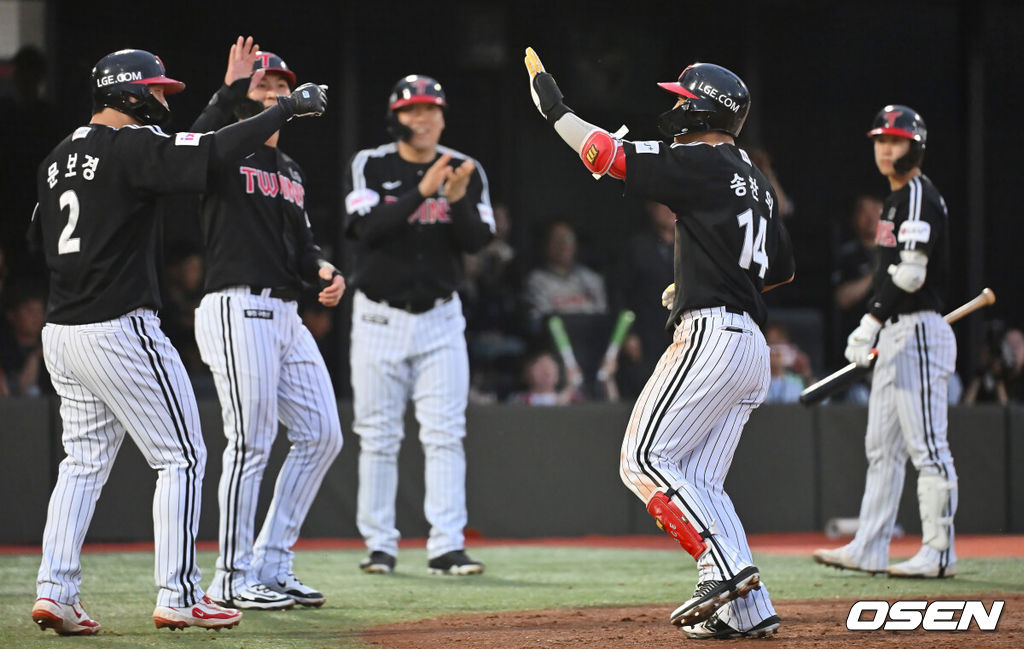 20일 부산 사직야구장에서 2025 신한 SOL 뱅크 KBO 리그 롯데 자이언츠와 LG 트윈스의 경기가 열렸다. 홈팀 롯데는 윤성빈, 방문팀 LG는 송승기가 선발 출전했다.LG 트윈스 송찬의가 2회초 무사 만루 좌월 만루 홈런을 치고 하이파이브를 하고 있다. 2025.05.20 / foto0307@osen.co.kr