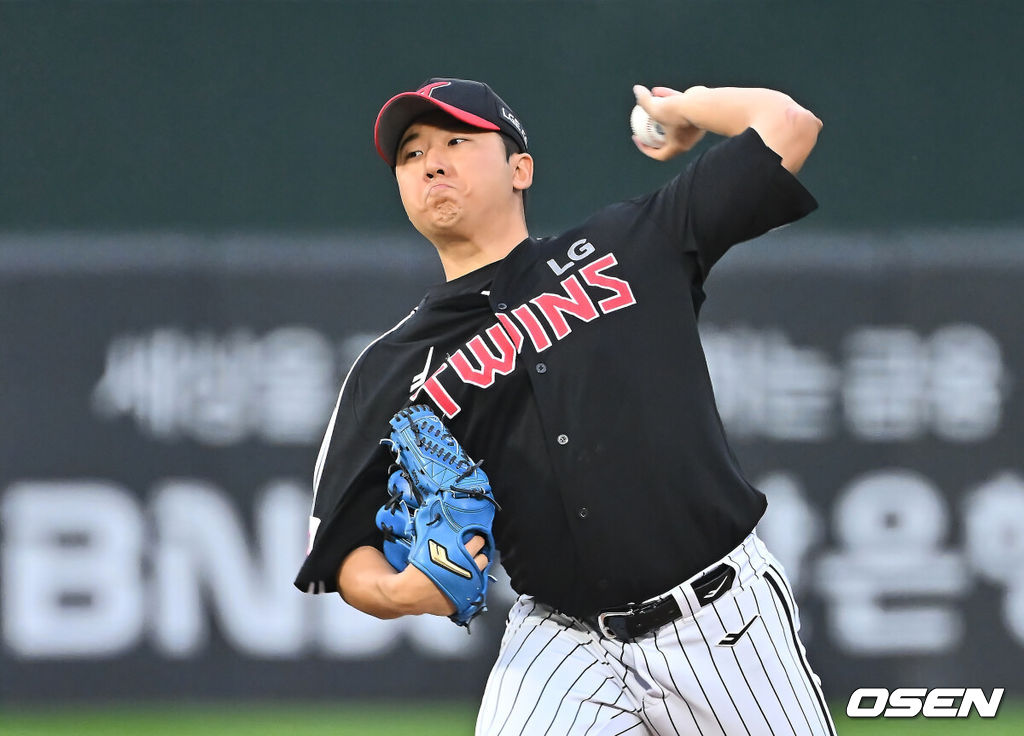 20일 부산 사직야구장에서 2025 신한 SOL 뱅크 KBO 리그 롯데 자이언츠와 LG 트윈스의 경기가 열렸다. 홈팀 롯데는 윤성빈, 방문팀 LG는 송승기가 선발 출전했다.LG 트윈스 선발 투수 송승기가 역투하고 있다. 2025.05.20 / foto0307@osen.co.kr
