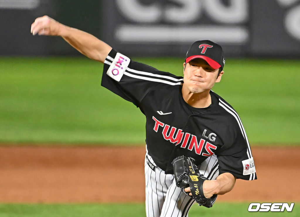 20일 부산 사직야구장에서 2025 신한 SOL 뱅크 KBO 리그 롯데 자이언츠와 LG 트윈스의 경기가 열렸다. 홈팀 롯데는 윤성빈, 방문팀 LG는 송승기가 선발 출전했다.LG 트윈스 백승현이 역투하고 있다. 2025.05.20 / foto0307@osen.co.kr