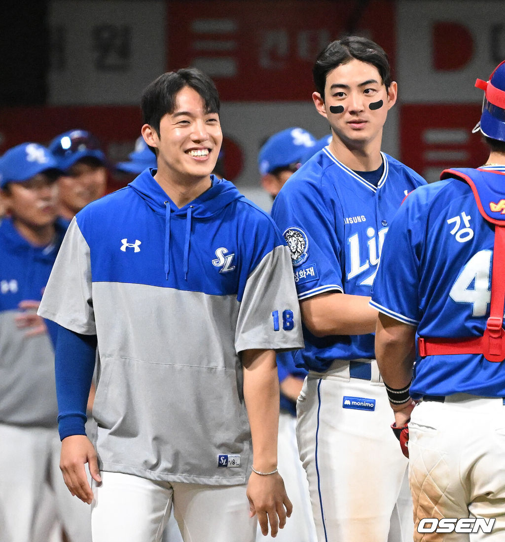 프로야구 삼성 라이온즈가 9회 극적인 결승홈런이 터지며 3연패에서 탈출했다. 삼성은 20일 서울 고척스카이돔에서 열린 ‘2025 신한은행 SOL Bank KBO리그’ 키움 히어로즈와의 경기에서 연장 11회까지 가는 혈투 끝에 6-3으로 승리하고 3연패를 끊었다.경기 종료 후 삼성 원태인이 동료들과 승리의 기쁨을 나누고 있다. 2025.05.20 /sunday@osen.co.kr
