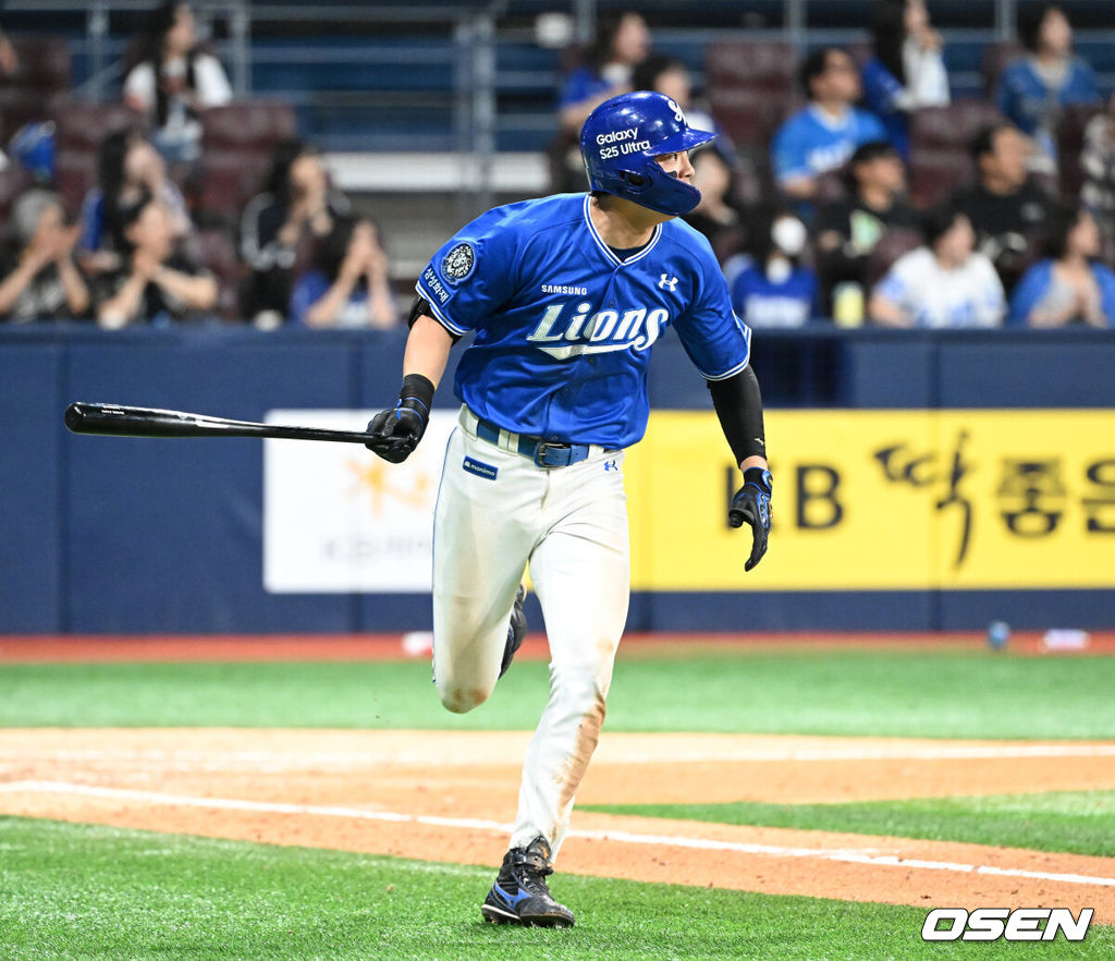 20일 오후 서울 고척스카이돔에서 2025 신한 SOL Bank KBO리그 키움 히어로즈와 삼성 라이온즈의 경기가 열렸다.키움은 로젠버그, 삼성은 원태인을 선발 투수로 내세웠다.11회초 2사 만루에서 삼성 구자욱이 좌중간 싹쓸이 적시 2루타를 치고 있다. 2025.05.20 /sunday@osen.co.kr