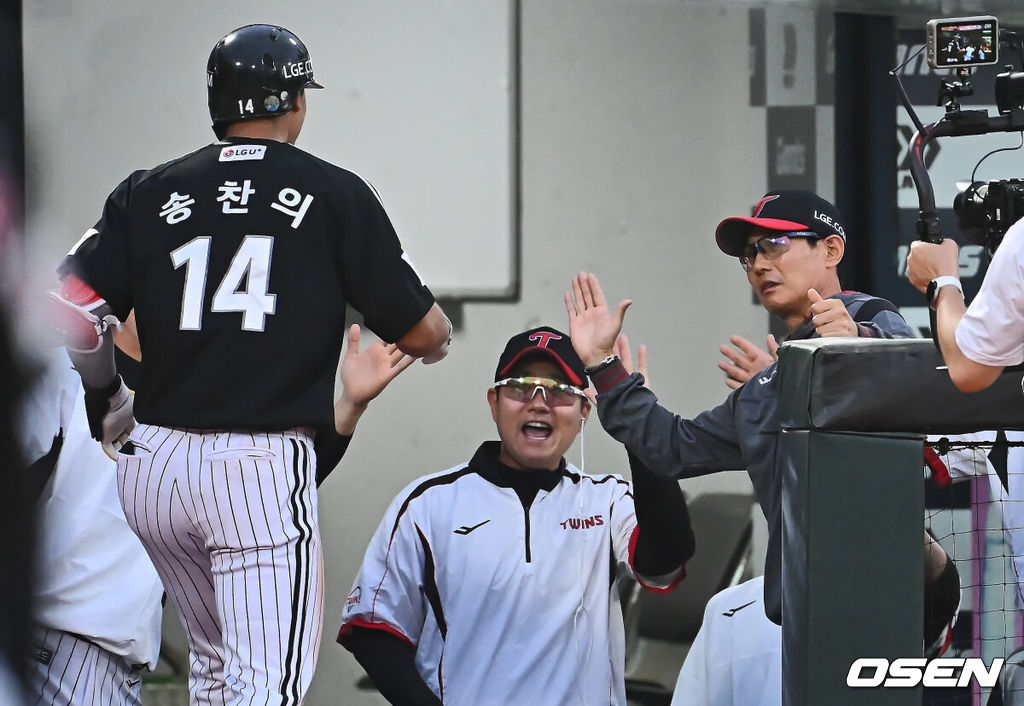 20일 부산 사직야구장에서 2025 신한 SOL 뱅크 KBO 리그 롯데 자이언츠와 LG 트윈스의 경기가 열렸다. 홈팀 롯데는 윤성빈, 방문팀 LG는 송승기가 선발 출전했다.LG 트윈스 송찬의가 2회초 무사 만루 좌월 만루 홈런을 치고 하이파이브를 하고 있다. 2025.05.20 / foto0307@osen.co.kr
