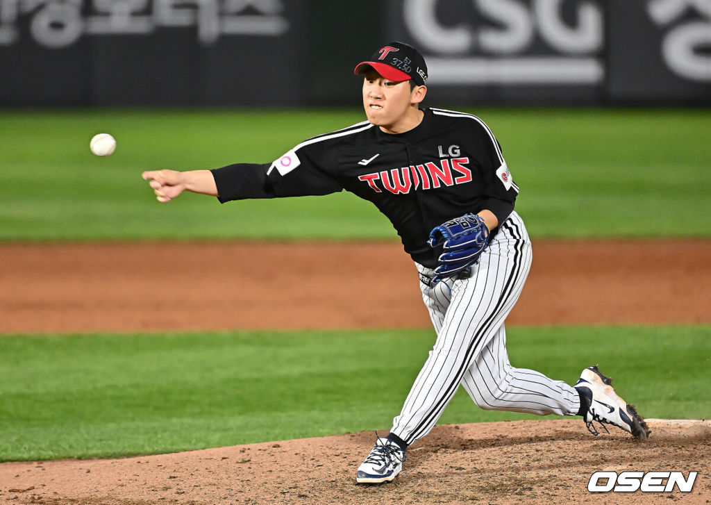 20일 부산 사직야구장에서 2025 신한 SOL 뱅크 KBO 리그 롯데 자이언츠와 LG 트윈스의 경기가 열렸다. 홈팀 롯데는 윤성빈, 방문팀 LG는 송승기가 선발 출전했다.LG 트윈스 박명근이 역투하고 있다. 2025.05.20 / foto0307@osen.co.kr