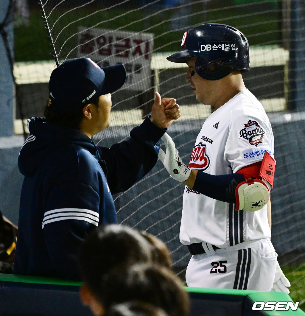더그아웃 앞에서 가장 먼저 반기는 박석민 코치