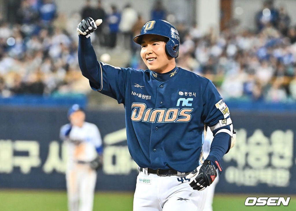 27일 대구삼성라이온즈파크에서 2025 신한 SOL 뱅크 KBO 리그 삼성 라이온즈와 NC 다이노스의 경기가 열렸다. 홈팀 삼성은 김대호가, 방문팀 NC는 목지훈이 선발 출전했다. NC 다이노스 김휘집이 7회초 1사 3루 좌익수 앞 1타점 적시 안타를 치고 세리머니를 하고 있다. 2025.03.27 / foto0307@osen.co.kr