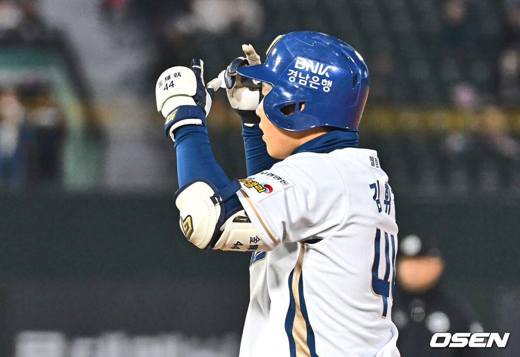 11일 부산 사직야구장에서 2025 신한 SOL 뱅크 KBO 리그 롯데 자이언츠와 NC 다이노스의 경기가 열린다. 주말 3연전 동안 NC 다이노스가 창원NC파크 대신 사직야구장을 홈구장으로 사용한다. 홈팀 NC는 김태경, 방문팀 롯데는 박세웅이 선발 출전 했다.NC 다이노스 김휘집이 4회말 1사 2루 중견수 오른쪽 1타점 안타를 치고 세리머니를 하고 있다. 2025.04.11 / foto0307@osen.co.kr