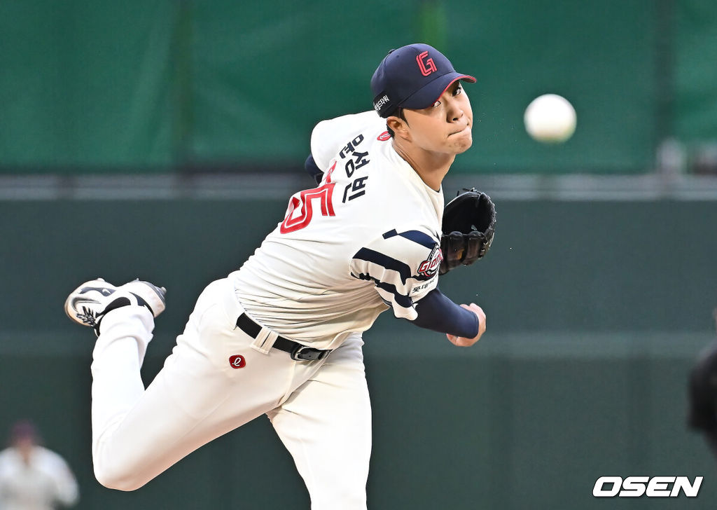 20일 부산 사직야구장에서 2025 신한 SOL 뱅크 KBO 리그 롯데 자이언츠와 LG 트윈스의 경기가 열렸다. 홈팀 롯데는 윤성빈, 방문팀 LG는 송승기가 선발 출전했다.롯데 자이언츠 선발 투수 윤성빈이 역투하고 있다. 2025.05.20 / foto0307@osen.co.kr