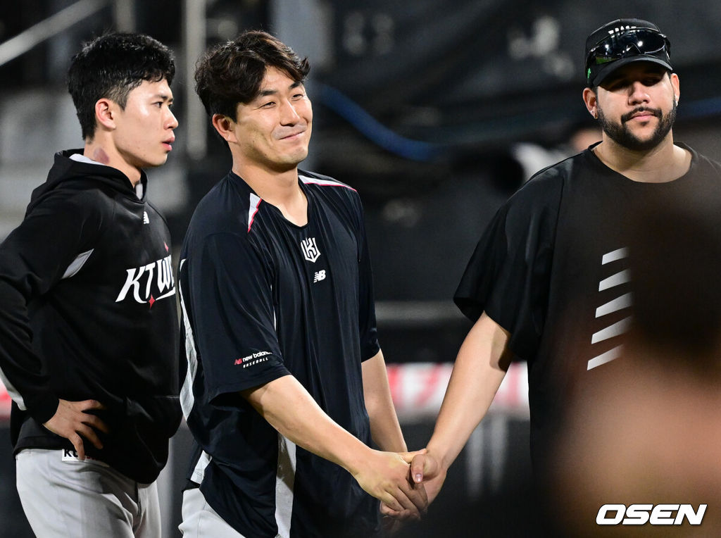 KT가 대체 선발 조이현의 깜짝 호투를 앞세워 KIA 5연승 도전을 저지했다. 프로야구 KT 위즈는 20일 수원KT위즈파크에서 열린 2025 신한 SOL뱅크 KBO리그 KIA 타이거즈와의 시즌 4차전에서 5-3으로 승리했다.257일 만에 선발승을 이뤄낸 KT 조이현이 헤이수스의 축하를 받고 있다. 2025.05.20 /cej@osen.co.kr