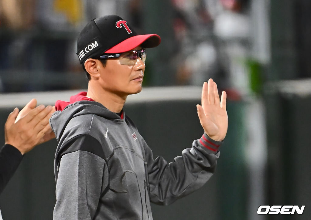 20일 부산 사직야구장에서 2025 신한 SOL 뱅크 KBO 리그 롯데 자이언츠와 LG 트윈스의 경기가 열렸다. 홈팀 롯데는 윤성빈, 방문팀 LG는 송승기가 선발 출전했다.LG 트윈스 염경엽 감독이 롯데 자이언츠에 17-9로 승리한 후 하이파이브를 하고 있다. 2025.05.20 / foto0307@osen.co.kr