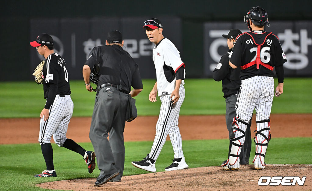 20일 부산 사직야구장에서 2025 신한 SOL 뱅크 KBO 리그 롯데 자이언츠와 LG 트윈스의 경기가 열렸다. 홈팀 롯데는 윤성빈, 방문팀 LG는 송승기가 선발 출전했다.LG 트윈스 김유영이 6회 교체되고 있다. 2025.05.20 / foto0307@osen.co.kr