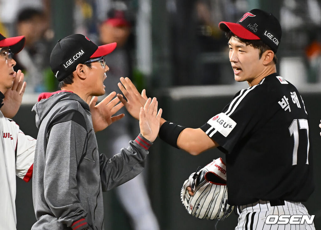 20일 부산 사직야구장에서 2025 신한 SOL 뱅크 KBO 리그 롯데 자이언츠와 LG 트윈스의 경기가 열렸다. 홈팀 롯데는 윤성빈, 방문팀 LG는 송승기가 선발 출전했다.LG 트윈스 염경엽 감독이 롯데 자이언츠에 17-9로 승리한 후 박해민과 하이파이브를 하고 있다. 2025.05.20 / foto0307@osen.co.kr