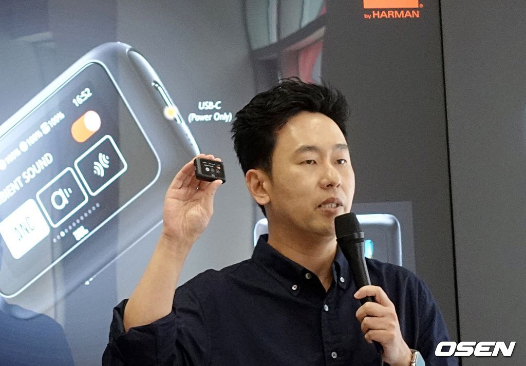 SMART Tx 기기를 소개하고 있는 하만코리아 임상우 프로. 
