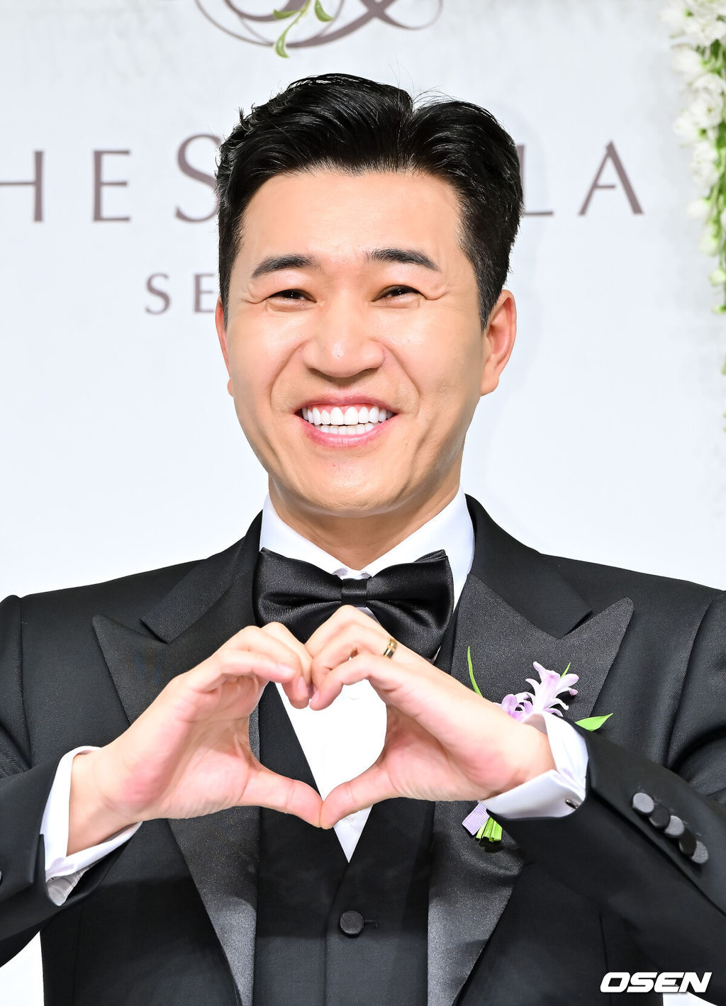 가수 김종민은 20일 서울 중구 장충동 신라호텔 영빈관에서 11살 연하 예비 신부와 결혼식을 올린다.예비 신부가 비연예인인 만큼 혼자 포토월에 서는 김종민은 간단한 인터뷰에 응하며 간단한 소감을 전했다. 김종민이 포즈를 취하고 있다.   2025.04.20 / soul1014@osen.co.kr