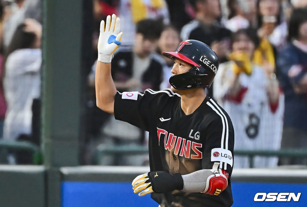 20일 부산 사직야구장에서 2025 신한 SOL 뱅크 KBO 리그 롯데 자이언츠와 LG 트윈스의 경기가 열렸다. 홈팀 롯데는 윤성빈, 방문팀 LG는 송승기가 선발 출전했다.LG 트윈스 송찬의가 2회초 무사 만루 좌월 만루 홈런을 치고 하이파이브를 하고 있다. 2025.05.20 / foto0307@osen.co.kr