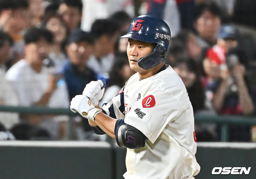 20일 부산 사직야구장에서 2025 신한 SOL 뱅크 KBO 리그 롯데 자이언츠와 LG 트윈스의 경기가 열렸다. 홈팀 롯데는 윤성빈, 방문팀 LG는 송승기가 선발 출전했다.롯데 자이언츠 손호영이 3회말 1사 1루 좌월 2점 홈런을 치고 세리머니를 하고 있다. 2025.05.20 / foto0307@osen.co.kr