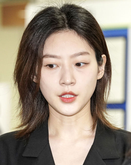 도로교통법 위반(음주운전) 등 혐의로 기소된 배우 김새론이 5일 오전 서울 서초구 서울중앙지방법원에서 열린 1심 선고를 위해 출석하고 있다.김새론은 지난해 5월 서울 강남구 청담동에서 음주 운전을 하다 가드레일과 가로수, 변압기를 여러 차례 들이받는 사고를 냈다. 2023.04.05 /rumi@osen.co.kr