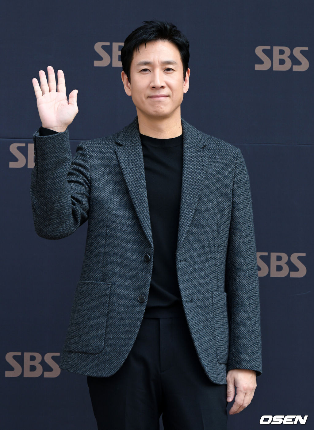 6일 오후 서울 목동 SBS에서 새 금토드라마 '법쩐' 온라인 제작발표회가 열렸다.오늘(6일) 밤 10시 첫 방송되는 이선균, 문채원 주연의 '법쩐'(극본 김원석, 연출 이원태, 제작 레드나인 픽쳐스)은 '법'과 '쩐'의 카르텔에 맞서 싸우는 '돈 장사꾼' 은용(이선균)과 '법률 기술자' 준경(문채원)의 통쾌한 복수극.배우 이선균이 방송국에 들어서며 포즈를 취하고 있다. 2023.01.06 /jpnews@osen.co.kr