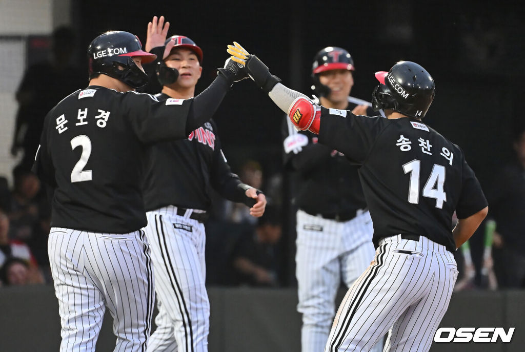 20일 부산 사직야구장에서 2025 신한 SOL 뱅크 KBO 리그 롯데 자이언츠와 LG 트윈스의 경기가 열렸다. 홈팀 롯데는 윤성빈, 방문팀 LG는 송승기가 선발 출전했다.LG 트윈스 송찬의가 2회초 무사 만루 좌월 만루 홈런을 치고 하이파이브를 하고 있다. 2025.05.20 / foto0307@osen.co.kr