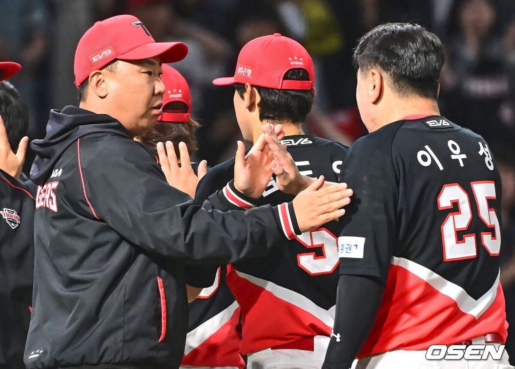 17일 창원NC파크에서 2024 신한 SOL 뱅크 KBO 리그 NC 다이노스와 KIA 타이거즈의 경기가 열렸다. 선두 KIA와 승차가 불과 1경기 차인 NC는 김시훈이 선발 출전하고 KIA는 김건국이 올랐으나 1이닝 2피안타 1실점으로 물러났다.KIA 타이거즈 이범호 감독이 NC 다이노스에 7-4로 승리한 후 선수들과 기쁨을 나누고 있다. 2024.05.17 / foto0307@osen.co.kr