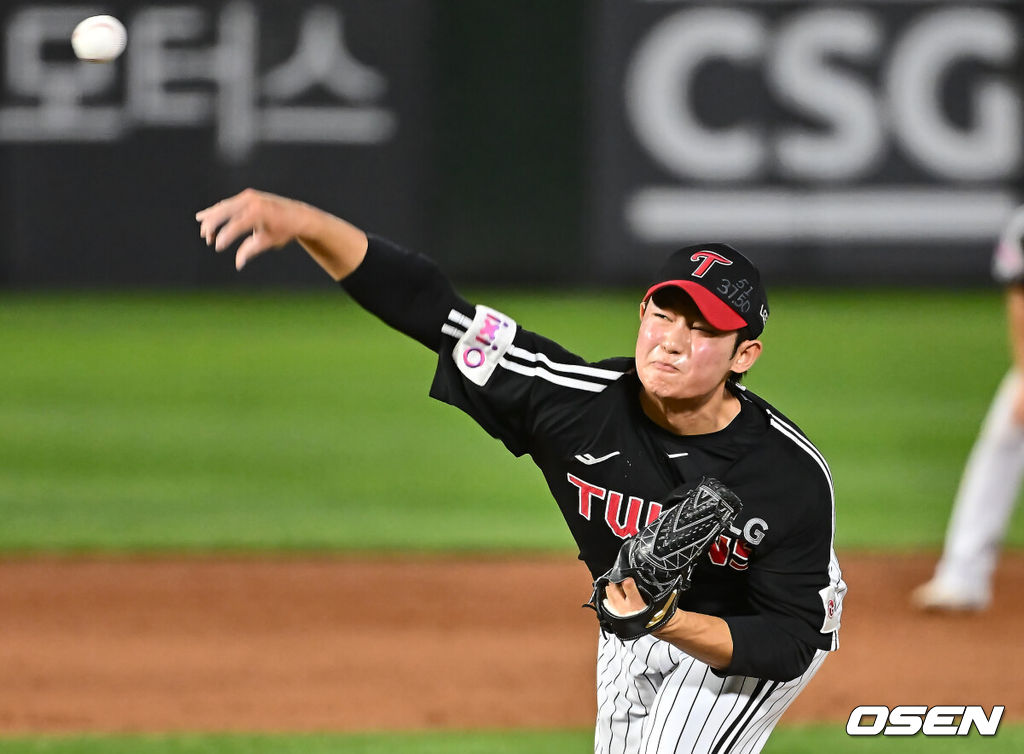 20일 부산 사직야구장에서 2025 신한 SOL 뱅크 KBO 리그 롯데 자이언츠와 LG 트윈스의 경기가 열렸다. 홈팀 롯데는 윤성빈, 방문팀 LG는 송승기가 선발 출전했다.LG 트윈스 김영우가 역투하고 있다. 2025.05.20 / foto0307@osen.co.kr