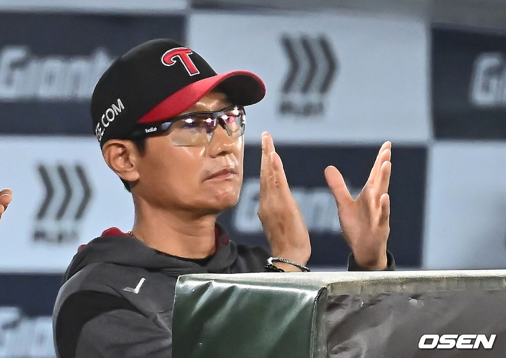 20일 부산 사직야구장에서 2025 신한 SOL 뱅크 KBO 리그 롯데 자이언츠와 LG 트윈스의 경기가 열렸다. 홈팀 롯데는 윤성빈, 방문팀 LG는 송승기가 선발 출전했다.LG 트윈스 염경엽 감독이 선수들을 독려하고 있다. 2025.05.20 / foto0307@osen.co.kr