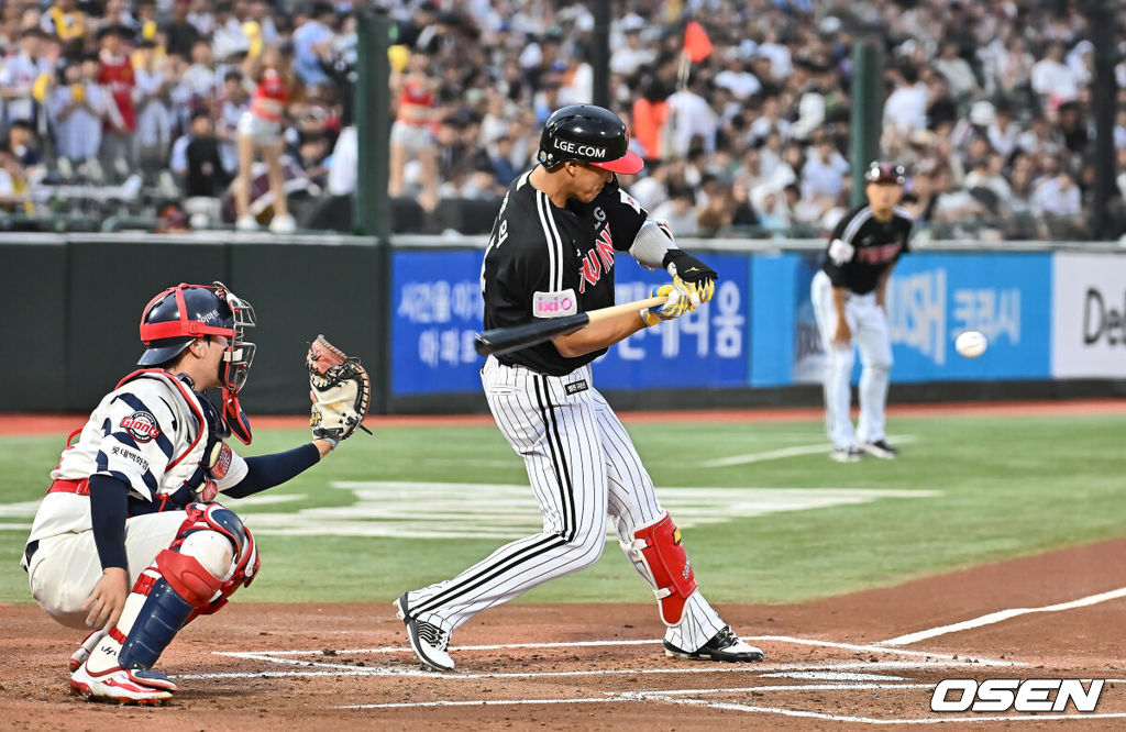 21일 부산 사직야구장에서 2025 신한 SOL 뱅크 KBO 리그 롯데 자이언츠와 LG 트윈스의 경기가 열렸다. 홈팀 롯데는 나균안이, 방문팀 LG는 임찬규가 선발 출전했다.LG 트윈스 송찬의가 1회초 2사 만루 1타점 3루수 내야 안타를 치고 있다. 2025.05.21 / foto0307@osen.co.kr