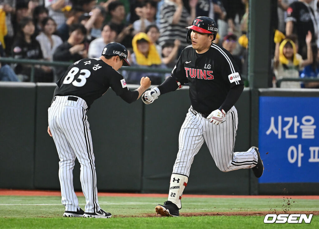 21일 부산 사직야구장에서 2025 신한 SOL 뱅크 KBO 리그 롯데 자이언츠와 LG 트윈스의 경기가 열렸다. 홈팀 롯데는 나균안이, 방문팀 LG는 임찬규가 선발 출전했다.LG 트윈스 김현수가 2회초 2사 우월 솔로 홈런을 치고 하이파이브를 하고 있다. 2025.05.21 / foto0307@osen.co.kr