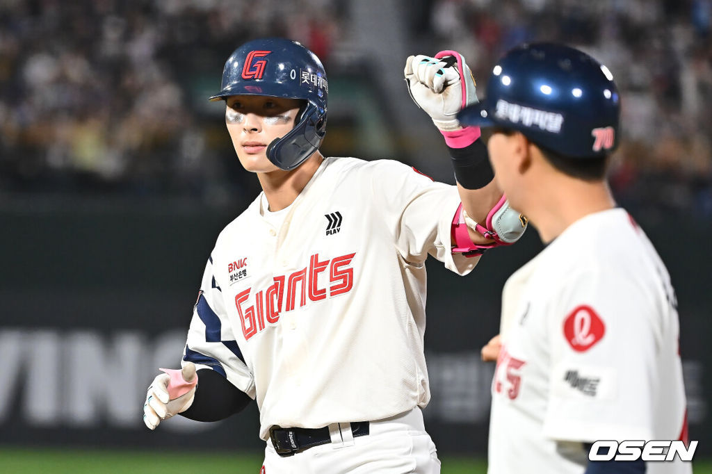 21일 부산 사직야구장에서 2025 신한 SOL 뱅크 KBO 리그 롯데 자이언츠와 LG 트윈스의 경기가 열렸다. 홈팀 롯데는 나균안이, 방문팀 LG는 임찬규가 선발 출전했다.롯데 자이언츠 윤동희가 5회말 2사 1,2루 중견수 앞 1타점 적시타를 치고 하이파이브를 하고 있다. 2025.05.21 / foto0307@osen.co.kr