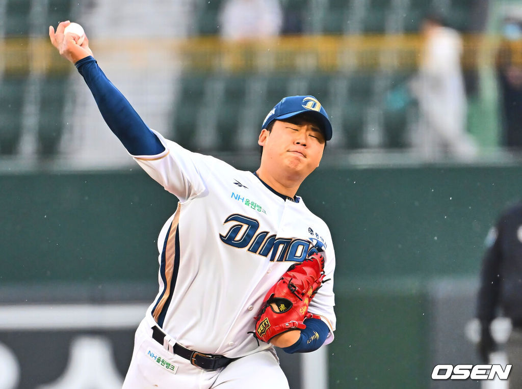 12일 부산 사직야구장에서 2025 신한 SOL 뱅크 KBO 리그 롯데 자이언츠와 NC 다이노스의 경기가 열렸다. 주말 3연전 동안 NC 다이노스가 창원NC파크 대신 사직야구장을 홈구장으로 사용한다. 홈팀 NC는 신민혁, 방문팀 롯데는 데이비슨이 선발 출전했다.롯데 자이언츠 선발 투수 신민혁이 역투하고 있다. 2025.04.12 / foto0307@osen.co.kr