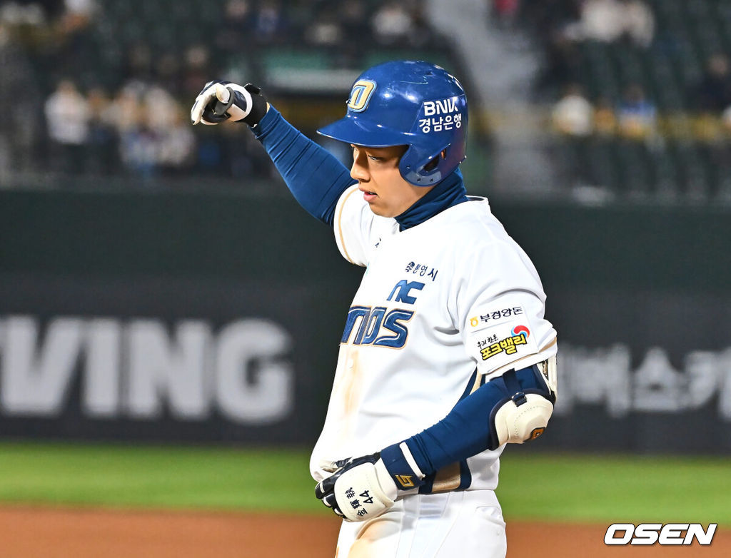 11일 부산 사직야구장에서 2025 신한 SOL 뱅크 KBO 리그 롯데 자이언츠와 NC 다이노스의 경기가 열린다. 주말 3연전 동안 NC 다이노스가 창원NC파크 대신 사직야구장을 홈구장으로 사용한다. 홈팀 NC는 김태경, 방문팀 롯데는 박세웅이 선발 출전 했다.NC 다이노스 김휘집이 4회말 1사 2루 중견수 오른쪽 1타점 안타를 치고 세리머니를 하고 있다. 2025.04.11 / foto0307@osen.co.kr
