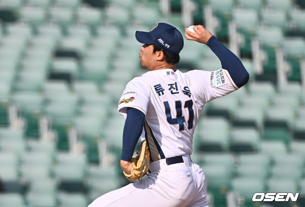 17일 울산 문수야구장에서 2025 신한 SOL 뱅크 KBO 리그 NC 다이노스와 키움 히어로즈의 더블헤더 1차전 경기가 열렸다. 홈팀 NC는 로건이, 방문팀 키움은 김선기가 선발로 나섰다.NC 다이노스 류진욱이 역투하고 있다. 2025.05.17 / foto0307@osen.co.kr