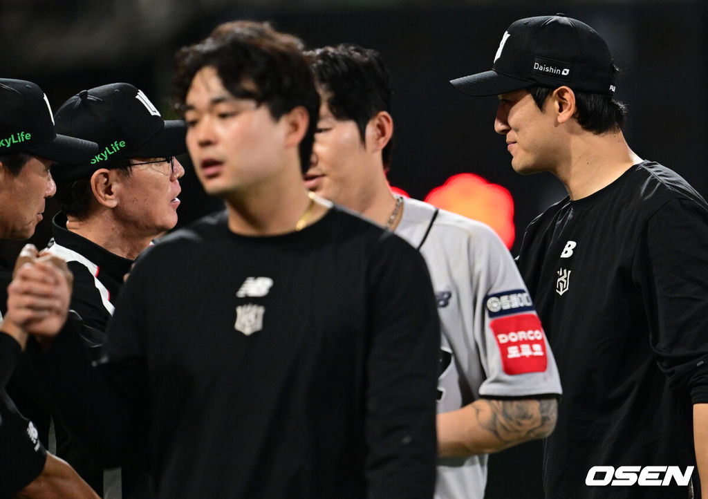 KT가 고영표의 퀄리티스타트 플러스 명품투를 앞세워 5할 승률을 회복했다. 1회말 발생한 KIA 최원준의 포구 실책에 양 팀의 희비가 엇갈렸다.프로야구 KT 위즈는 21일 수원KT위즈파크에서 열린 2025 신한 SOL뱅크 KBO리그 KIA 타이거즈와의 시즌 5차전에서 3-1로 승리했다. KT 고영표가 이강철 감독과 승리를 기뻐하고 있다. 2025.05.21 /cej@osen.co.kr