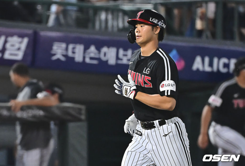 21일 부산 사직야구장에서 2025 신한 SOL 뱅크 KBO 리그 롯데 자이언츠와 LG 트윈스의 경기가 열렸다. 홈팀 롯데는 나균안이, 방문팀 LG는 임찬규가 선발 출전했다. LG 트윈스 이영빈이 6회초 우중월 동점 솔로 홈런을 치고 그라운드를 돌고 있다. 2025.05.21 / foto0307@osen.co.kr