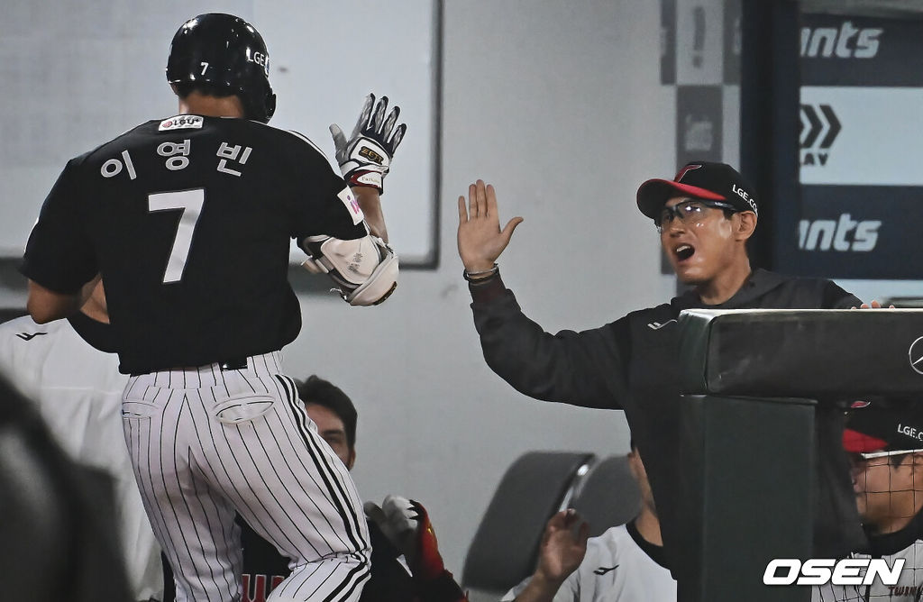 21일 부산 사직야구장에서 2025 신한 SOL 뱅크 KBO 리그 롯데 자이언츠와 LG 트윈스의 경기가 열렸다. 홈팀 롯데는 나균안이, 방문팀 LG는 임찬규가 선발 출전했다. LG 트윈스 염경엽 감독이 6회초 우중월 동점 솔로 홈런을 친 이영빈과 하이파이브를 하고 있다. 2025.05.21 / foto0307@osen.co.kr