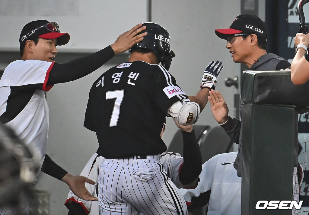 21일 부산 사직야구장에서 2025 신한 SOL 뱅크 KBO 리그 롯데 자이언츠와 LG 트윈스의 경기가 열렸다. 홈팀 롯데는 나균안이, 방문팀 LG는 임찬규가 선발 출전했다.LG 트윈스 이영빈이 2회초 1사 우월 솔로 홈런을 치고 하이파이브를 하고 있다. 2025.05.21 / foto0307@osen.co.kr