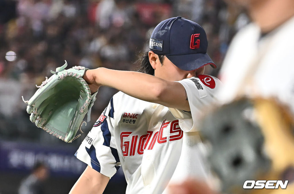 21일 부산 사직야구장에서 2025 신한 SOL 뱅크 KBO 리그 롯데 자이언츠와 LG 트윈스의 경기가 열렸다. 홈팀 롯데는 나균안이, 방문팀 LG는 임찬규가 선발 출전했다.롯데 자이언츠 정철원이 7회초 역전을 허용하고 아쉬워하고 있다. 2025.05.21 / foto0307@osen.co.kr