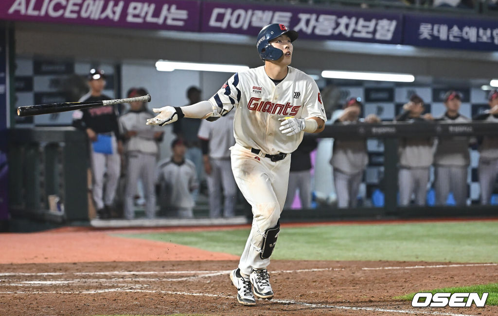 21일 부산 사직야구장에서 2025 신한 SOL 뱅크 KBO 리그 롯데 자이언츠와 LG 트윈스의 경기가 열렸다. 홈팀 롯데는 나균안이, 방문팀 LG는 임찬규가 선발 출전했다.롯데 자이언츠 고승민이 8회말 2사 1루 우월 동점 2점 홈런을 치고 있다. 2025.05.21 / foto0307@osen.co.kr