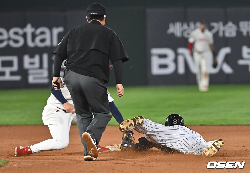 21일 부산 사직야구장에서 2025 신한 SOL 뱅크 KBO 리그 롯데 자이언츠와 LG 트윈스의 경기가 열렸다. 홈팀 롯데는 나균안이, 방문팀 LG는 임찬규가 선발 출전했다. LG 트윈스 문성주가 연장 10회초 1사 1루 오스틴 타석때 2루 도루를 시도했으나 2루수 이호준에게 태그 아웃되고 있다. 2025.05.21 / foto0307@osen.co.kr