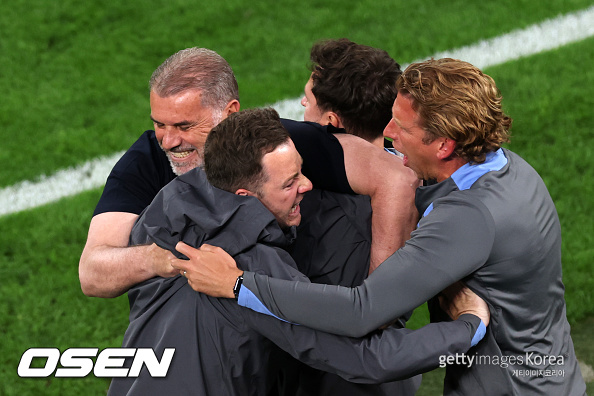 [사진] 기뻐하는 토트넘 벤치 ⓒGettyimages(무단전재 및 재배포 금지)