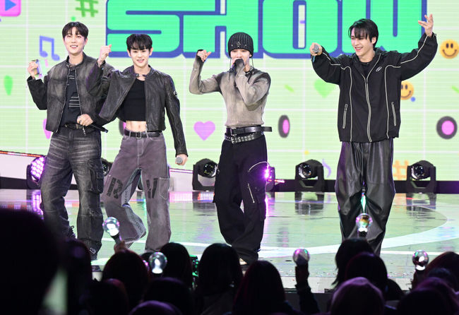 19일 오후 서울 상암동 SBS프리즘타워에서 SBS M ‘THE SHOW(더쇼)’ 생방송이 진행됐다.가수 하이라이트가 더쇼 초이스에 선정되며 앙코르 무대를 선보이고 있다. 2024.03.19 /jpnews@osen.co.kr