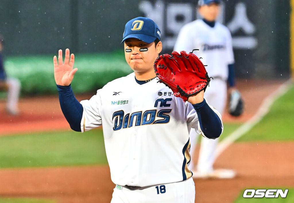 12일 부산 사직야구장에서 2025 신한 SOL 뱅크 KBO 리그 롯데 자이언츠와 NC 다이노스의 경기가 열렸다. 주말 3연전 동안 NC 다이노스가 창원NC파크 대신 사직야구장을 홈구장으로 사용한다. 홈팀 NC는 신민혁, 방문팀 롯데는 데이비슨이 선발 출전했다.NC 다이노스 신민혁이 5회초 무사 1루 롯데 자이언츠 황성빈 타석때 폭투를 던지고 아쉬워하고 있다. 2025.04.12 / foto0307@osen.co.kr