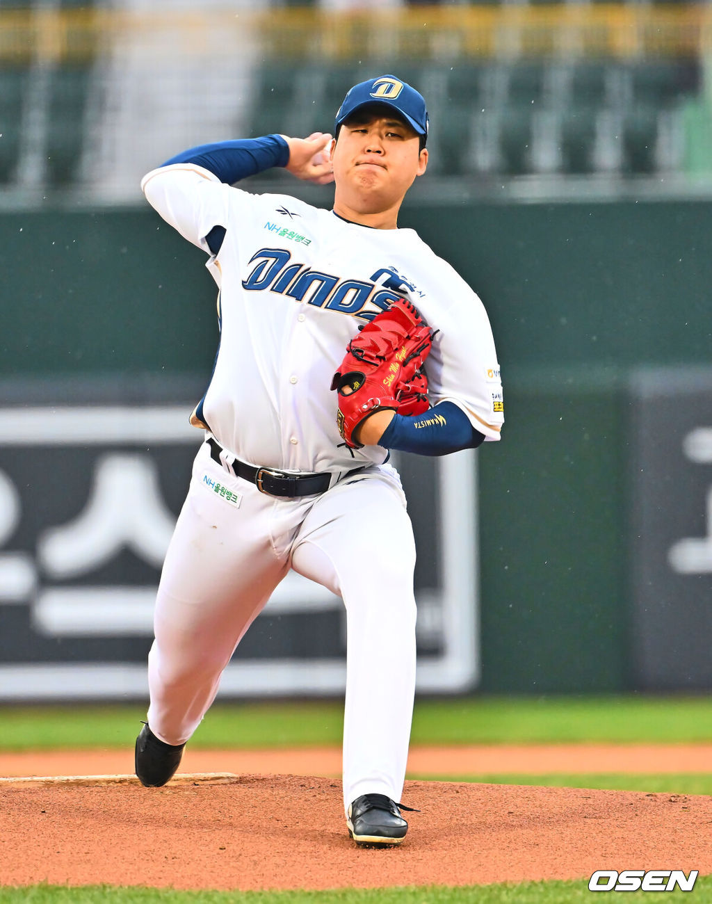 12일 부산 사직야구장에서 2025 신한 SOL 뱅크 KBO 리그 롯데 자이언츠와 NC 다이노스의 경기가 열렸다. 주말 3연전 동안 NC 다이노스가 창원NC파크 대신 사직야구장을 홈구장으로 사용한다. 홈팀 NC는 신민혁, 방문팀 롯데는 데이비슨이 선발 출전했다.롯데 자이언츠 선발 투수 신민혁이 역투하고 있다. 2025.04.12 / foto0307@osen.co.kr