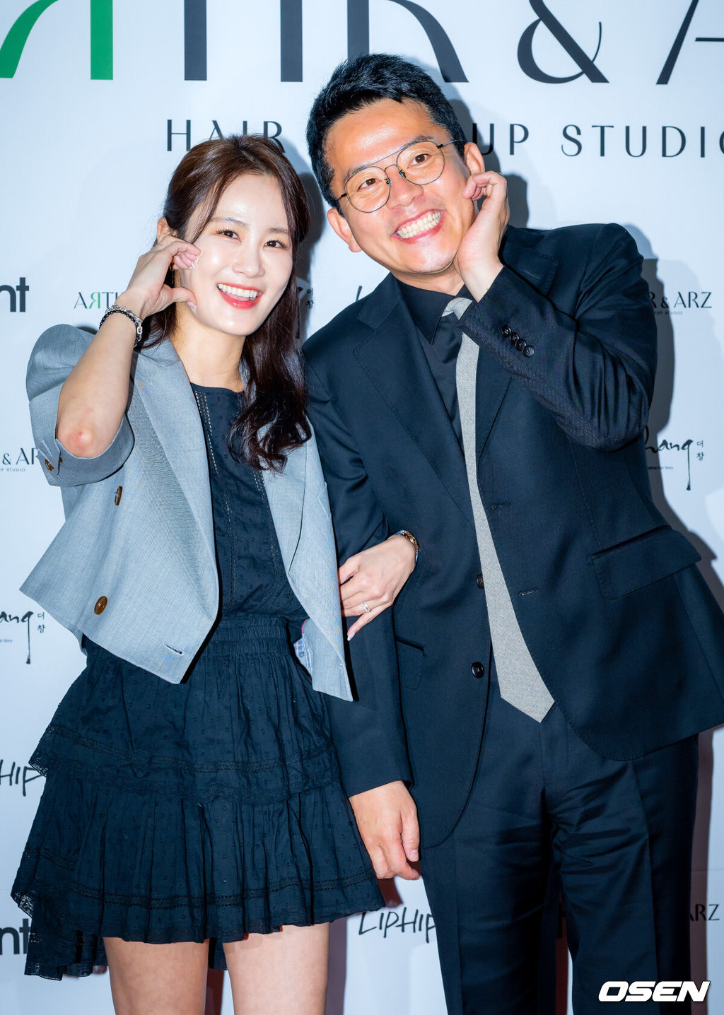 김준호-김지민 커플이 22일 오후 서울 강남구 청담동의 한 카페에서 진행된 헤어 브랜드 오프닝 파티 포토콜 행사에 참여했다.김지민와 김지민은 7월 결혼을 앞두고 있다.김준호 김지민 커플이 입장하며 포즈를 취하고 있다. 2025.04.22 / rumi@osen.co.kr