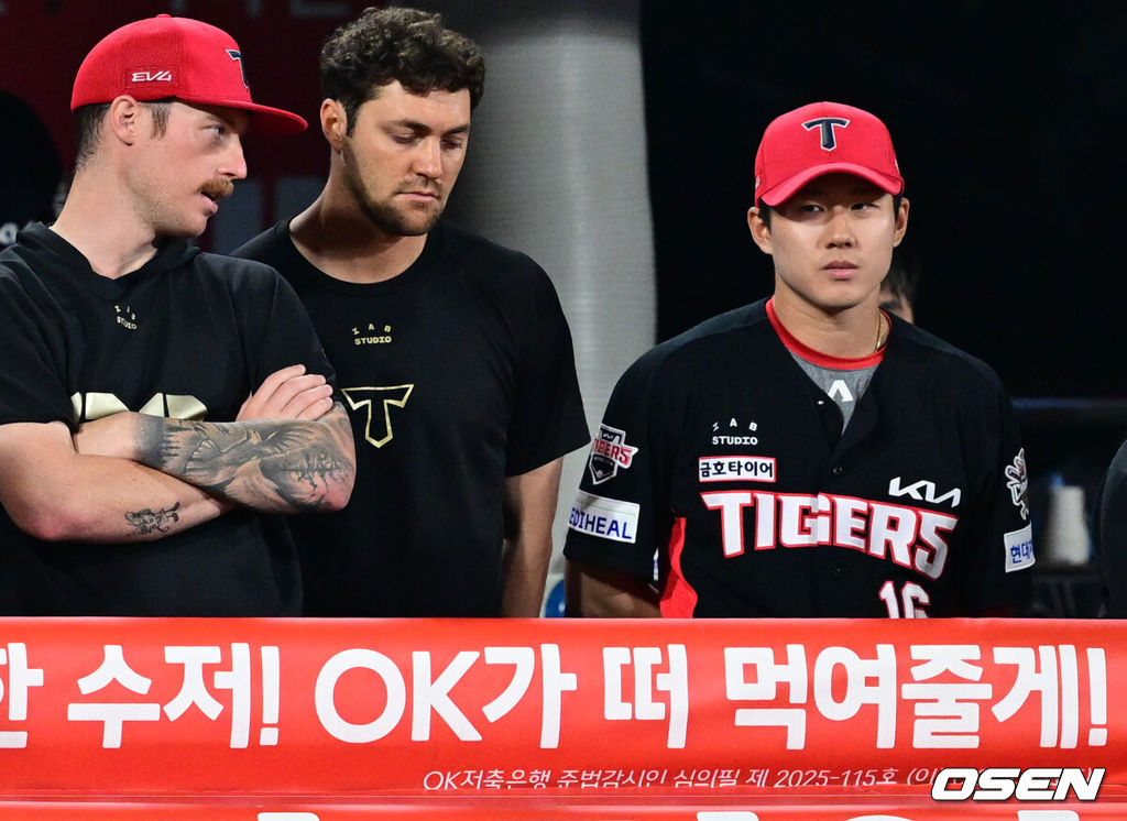 KT가 고영표의 퀄리티스타트 플러스 명품투를 앞세워 5할 승률을 회복했다. 1회말 발생한 KIA 최원준의 포구 실책에 양 팀의 희비가 엇갈렸다.프로야구 KT 위즈는 21일 수원KT위즈파크에서 열린 2025 신한 SOL뱅크 KBO리그 KIA 타이거즈와의 시즌 5차전에서 3-1로 승리했다. 9회초 KIA 최원준(오른쪽)이 경기를 지켜보고 있다. 2025.05.21 /cej@osen.co.kr